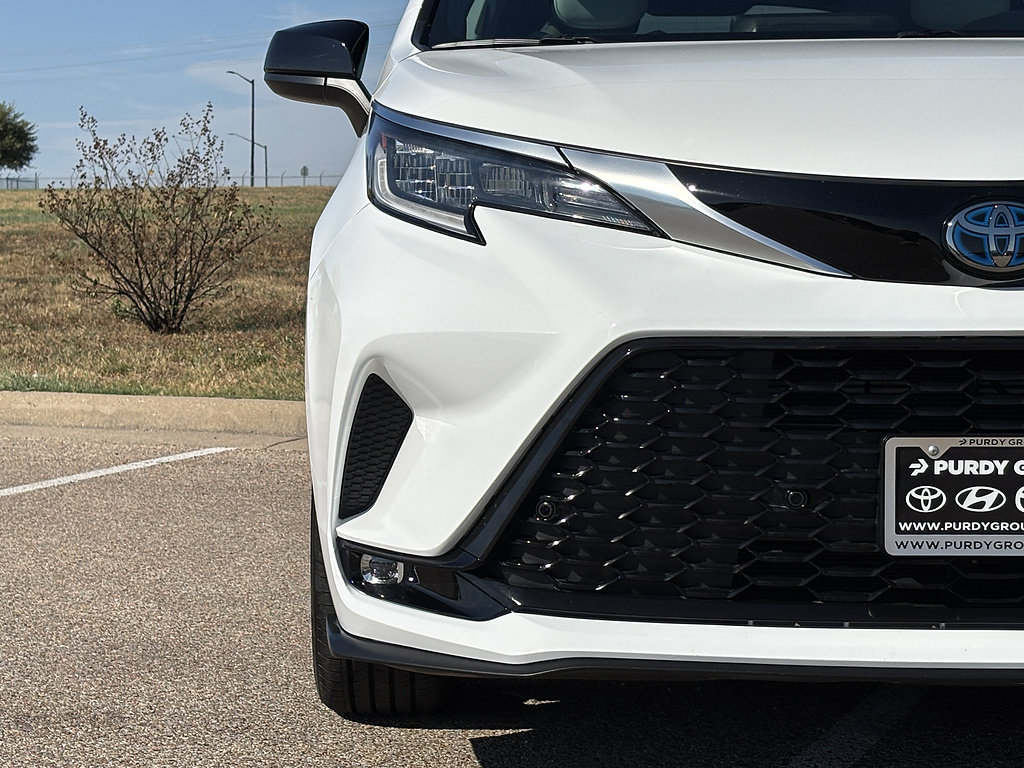 Certified 2024 Toyota Sienna XSE w/ XSE Plus Package FWD image 5