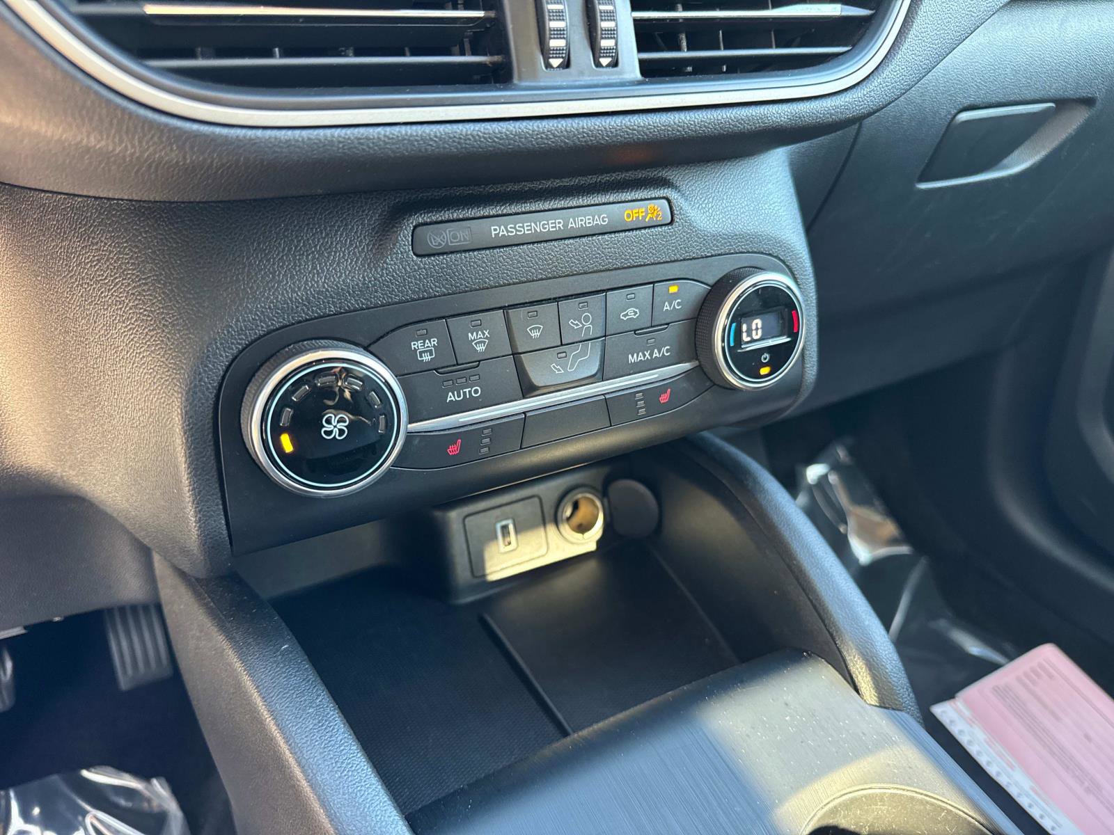 Used 2020 Ford Escape SE image 24