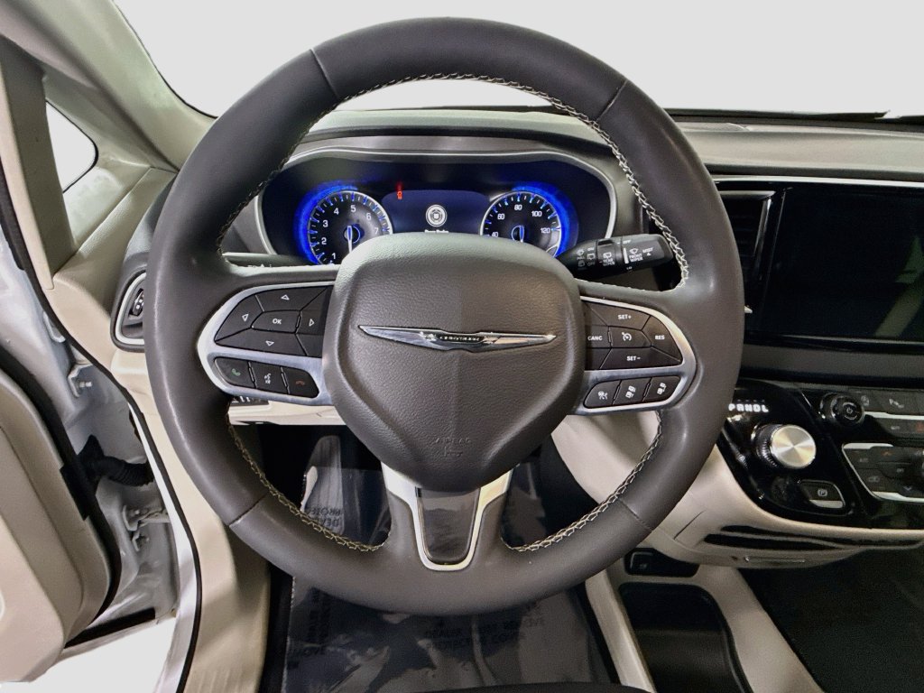 Used 2024 Chrysler Pacifica Touring-L FWD image 19