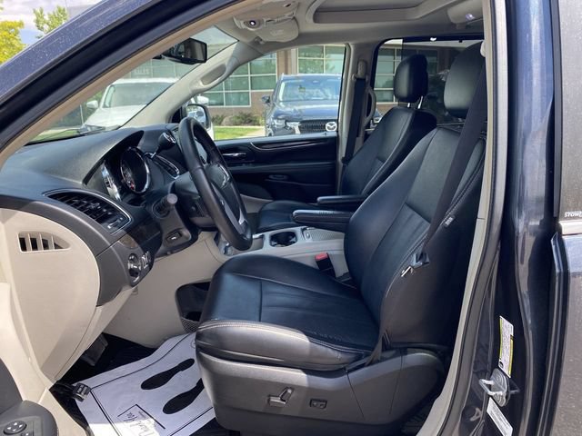 Used 2014 Chrysler Town & Country Touring-L w/ Driver Convenience Group FWD image 12
