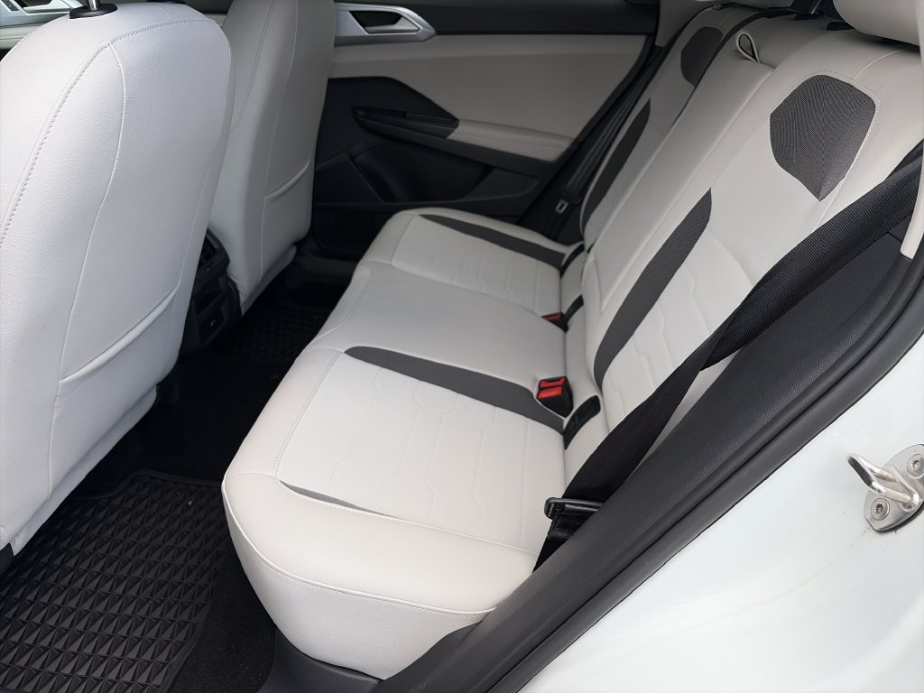 Certified 2025 Volkswagen Taos SE FWD image 18