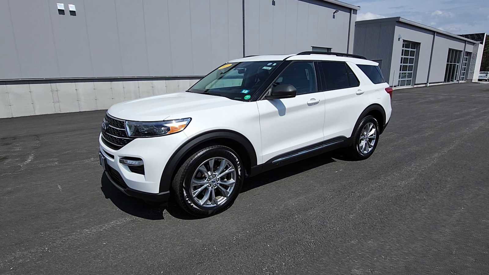 Used 2022 Ford Explorer XLT w/ Equipment Group 202A AWD/4WD image 4