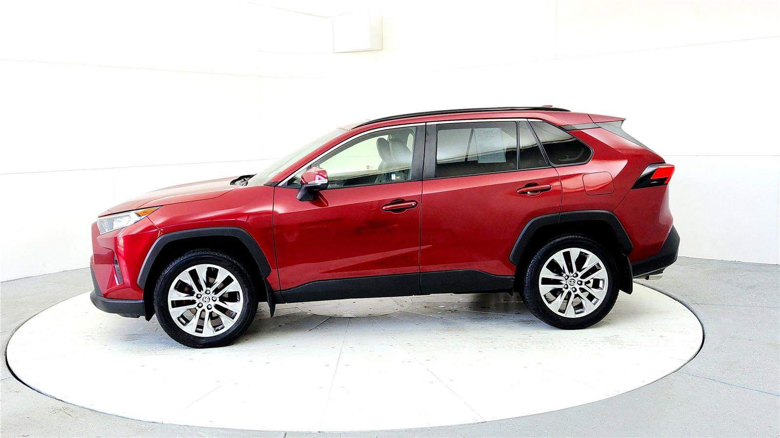 Used 2020 Toyota RAV4 XLE Premium image 3