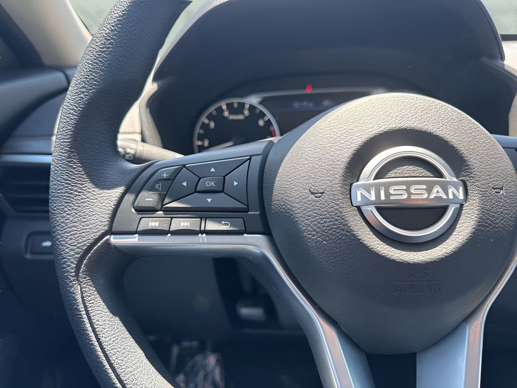 Used 2025 Nissan Altima 2.5 SV FWD image 14