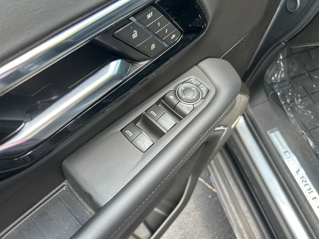 Used 2025 Chevrolet Suburban Premier RWD image 14