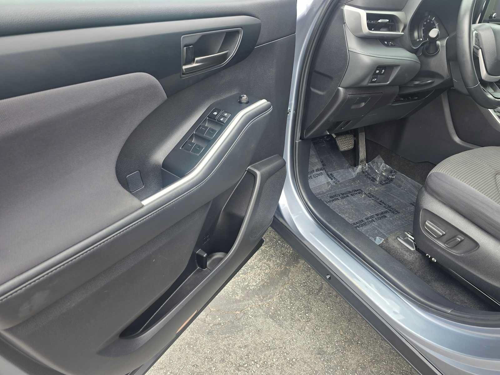 Used 2023 Toyota Highlander LE FWD image 23