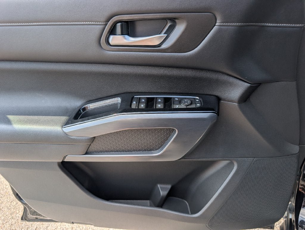 Used 2023 Nissan Pathfinder SL w/ Lighting Package (N92) FWD image 16