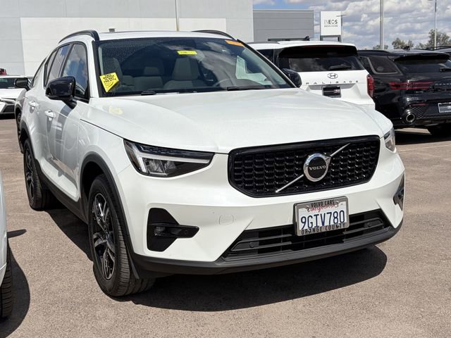 Used 2023 Volvo XC40 B5 Plus image 3