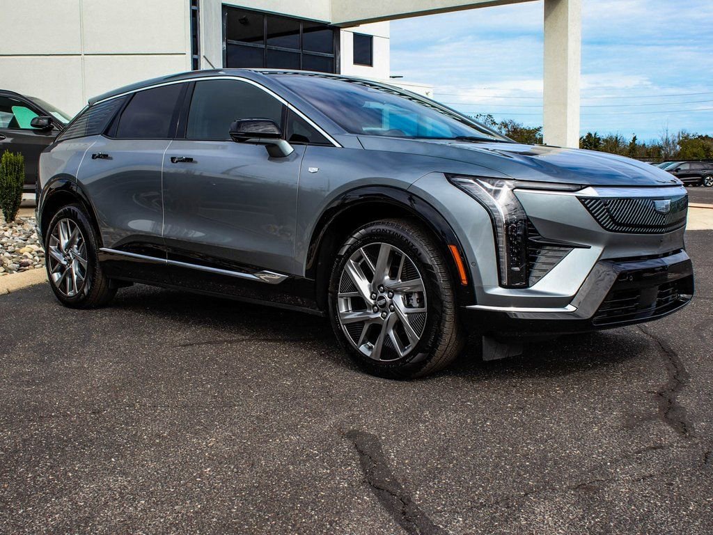 Used 2025 Cadillac Optiq Luxury 1 image 3