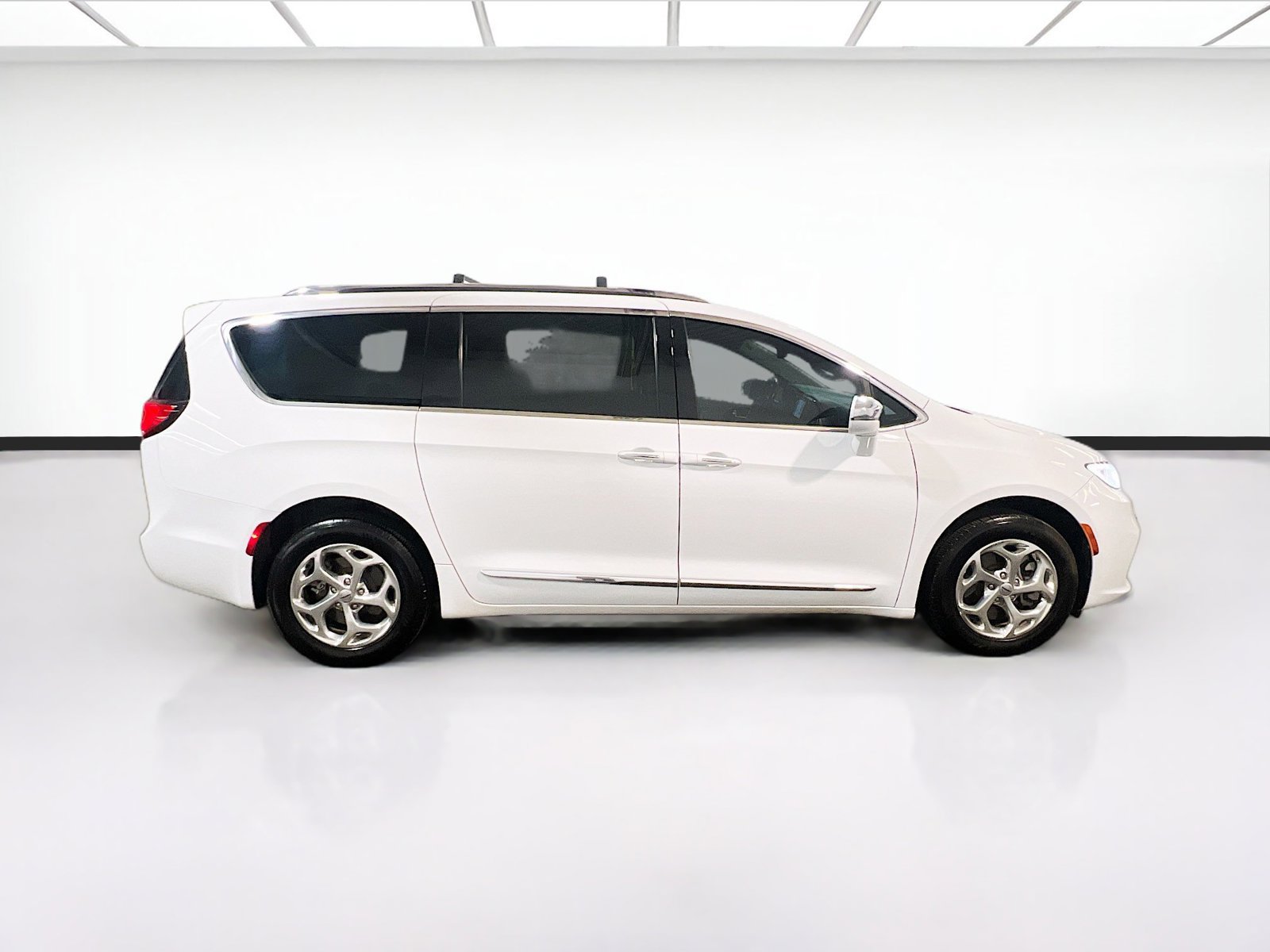 Used 2021 Chrysler Pacifica Limited AWD/4WD image 25