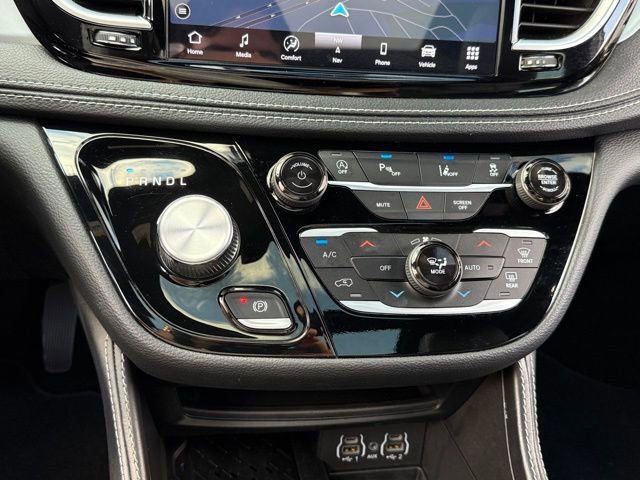 Used 2025 Chrysler Pacifica Limited image 23