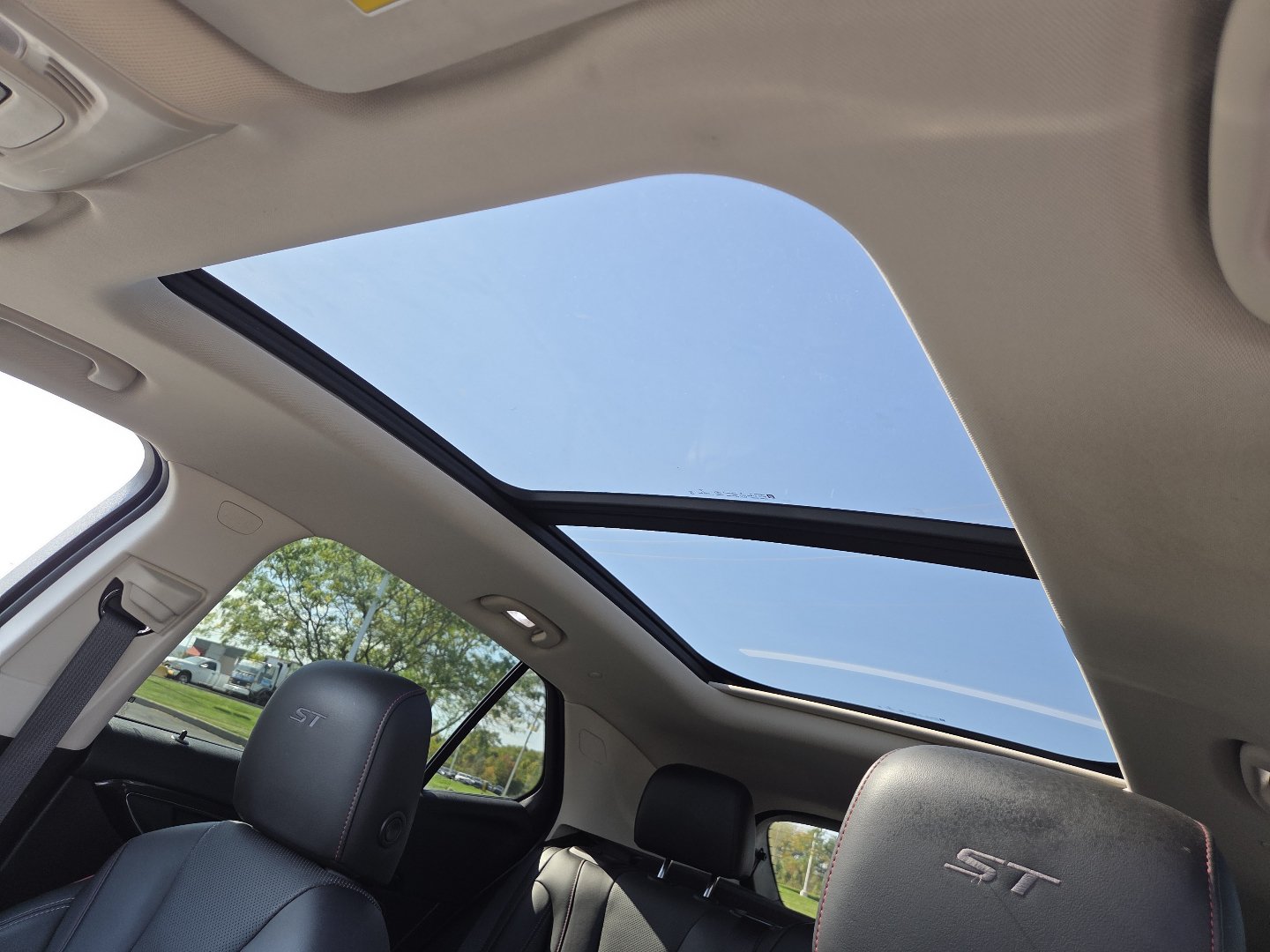 Used 2022 Buick Envision Essence w/ Technology Package II FWD image 3
