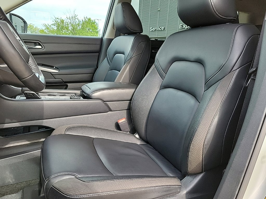 Used 2025 Nissan Pathfinder SL AWD/4WD image 11