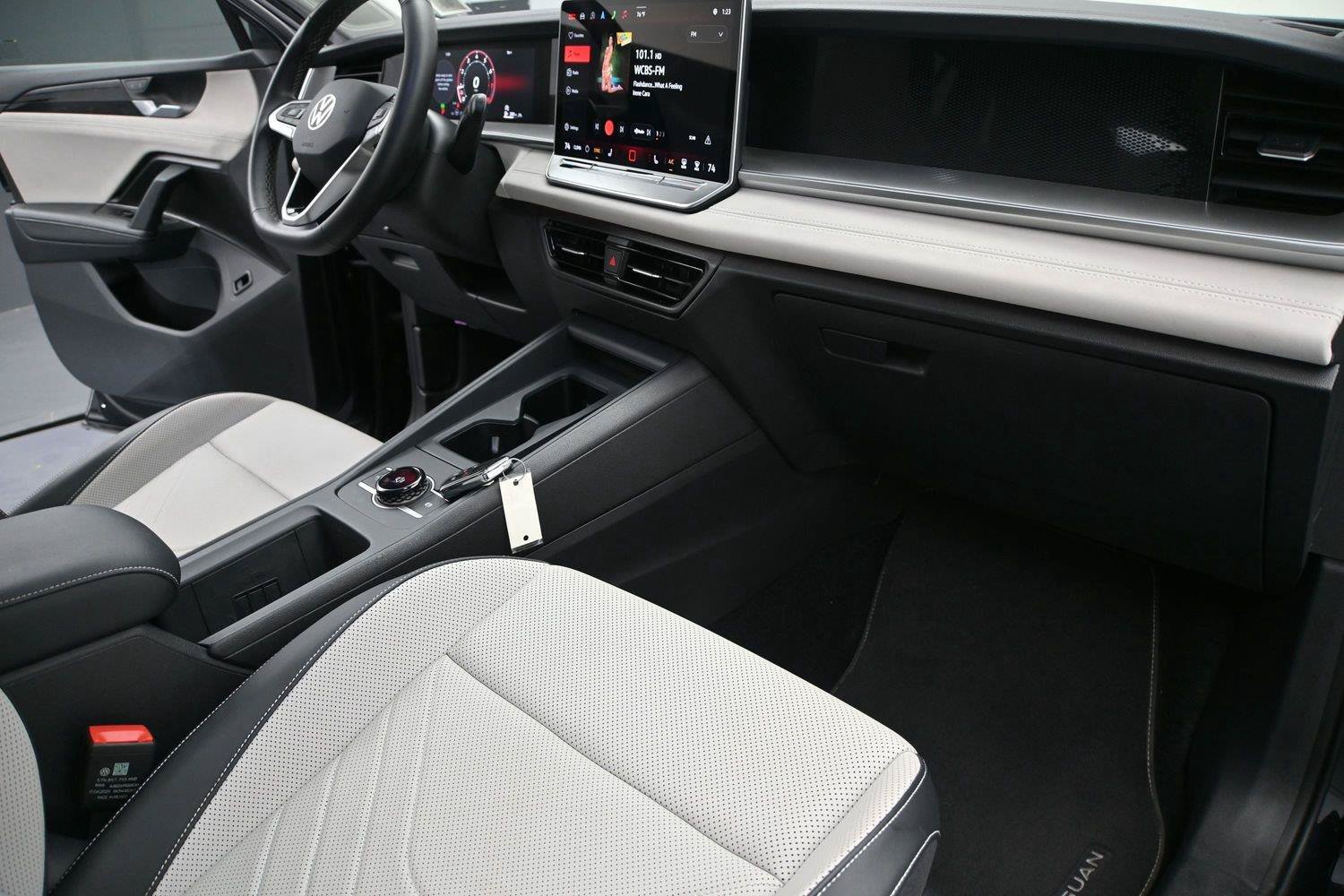 Used 2025 Volkswagen Tiguan SE AWD/4WD image 19