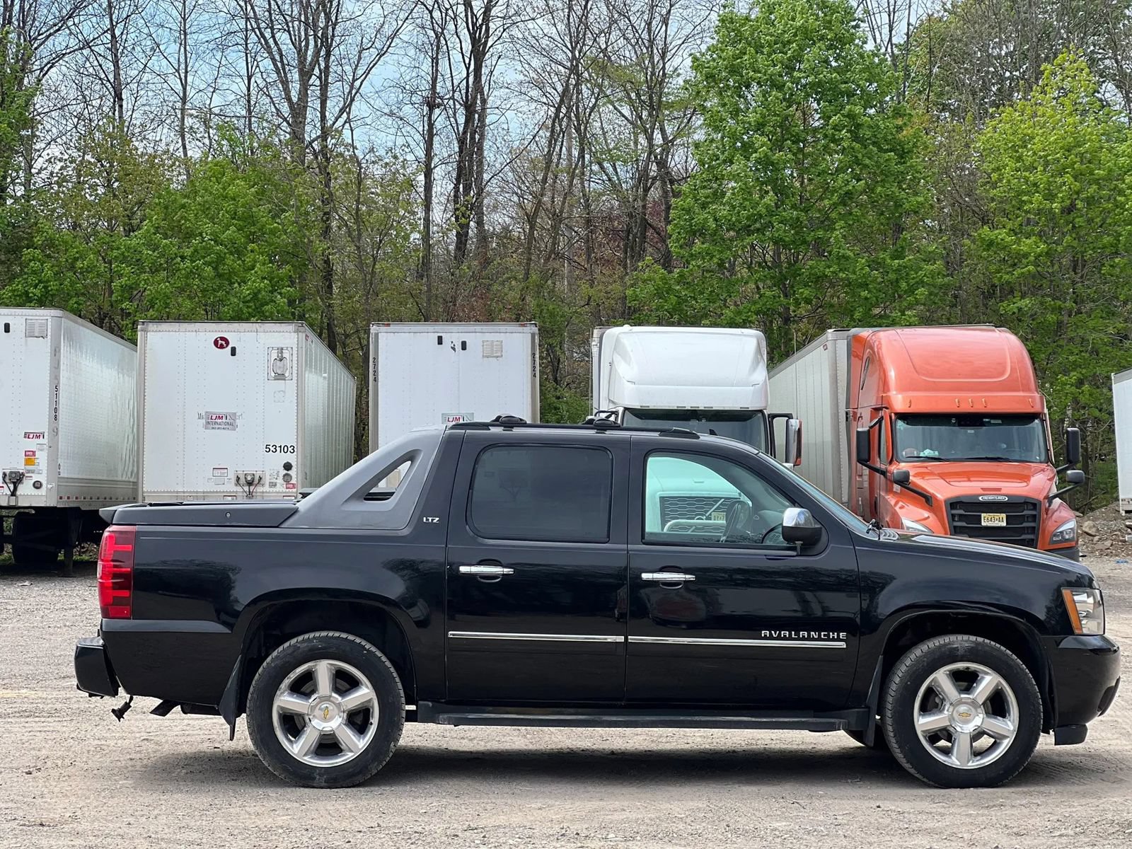 Used 2011 Chevrolet Avalanche LTZ AWD/4WD image 7