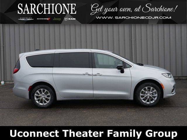 New 2026 Chrysler Pacifica Limited w/ Uconnect Theater Family Group