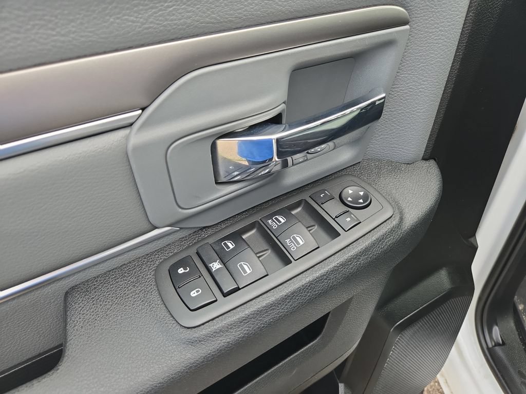Used 2022 RAM 1500 Classic SLT AWD/4WD image 17