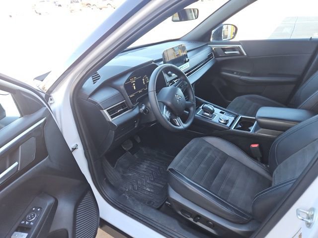 Used 2024 Mitsubishi Outlander SE Black Edition image 13