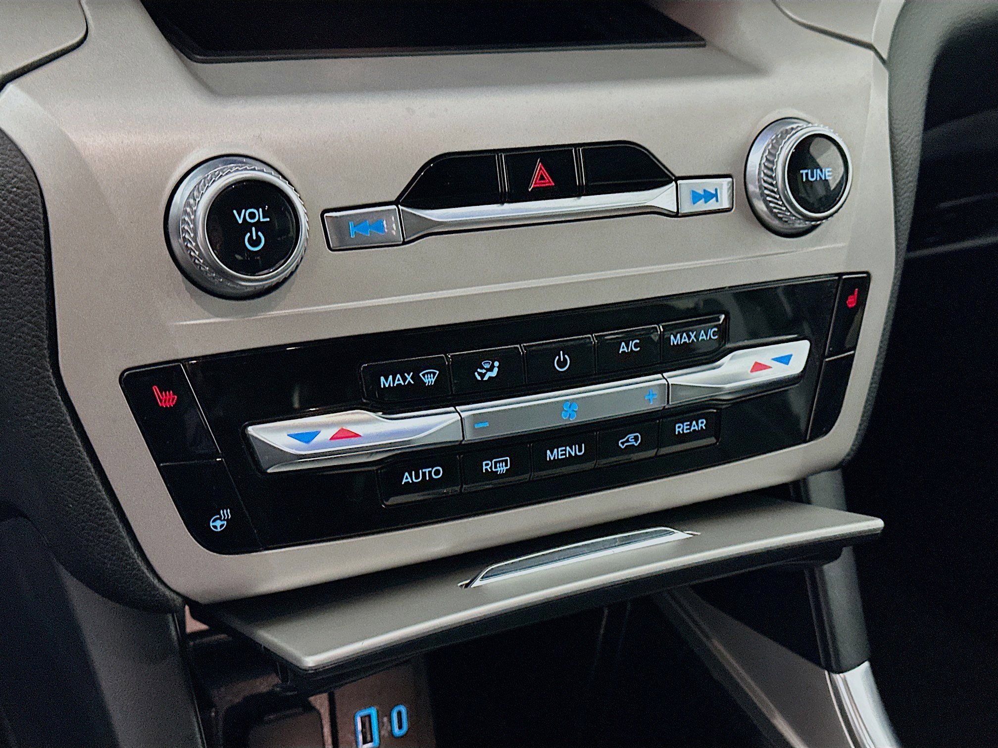 Used 2024 Ford Explorer XLT w/ Equipment Group 202A image 23