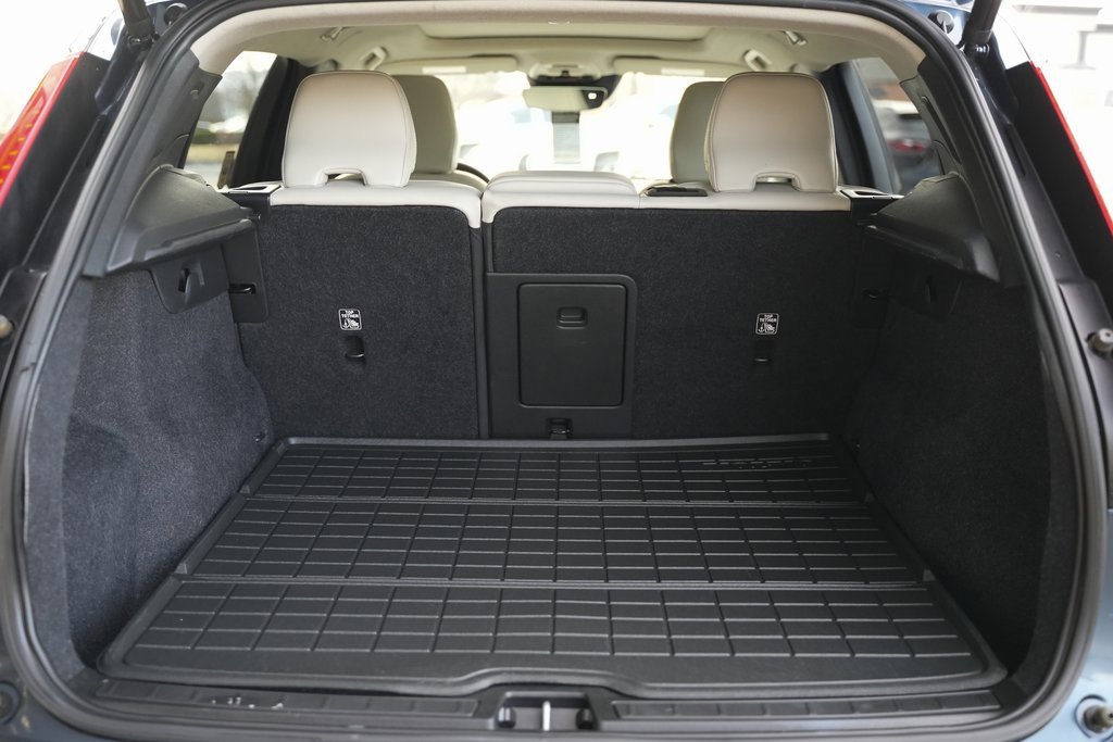 Used 2021 Volvo XC40 T5 Momentum w/ Premium Package image 42