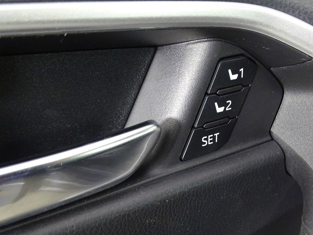 Used 2022 Toyota RAV4 XLE Premium image 18