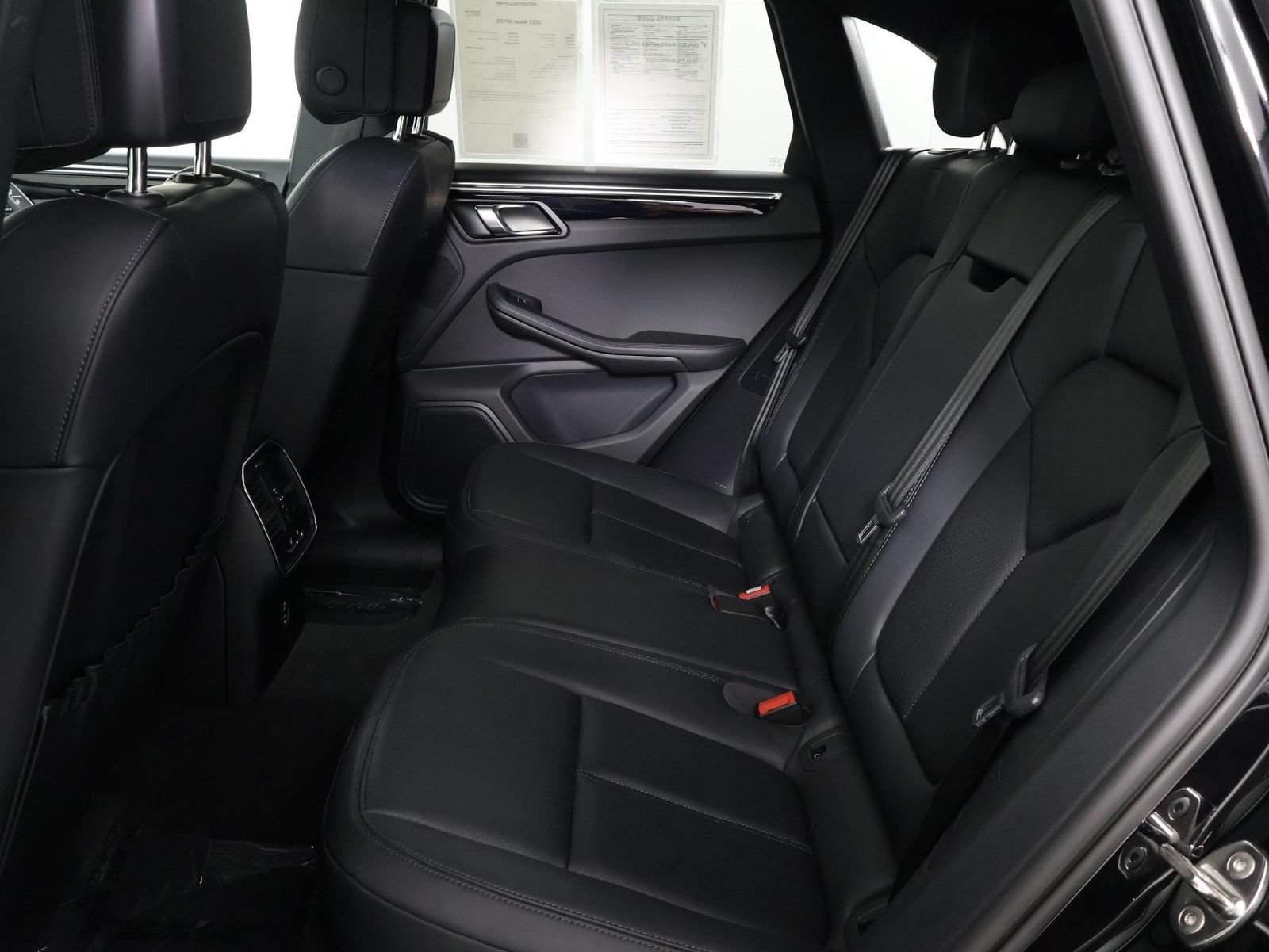 Certified 2023 Porsche Macan AWD/4WD image 33