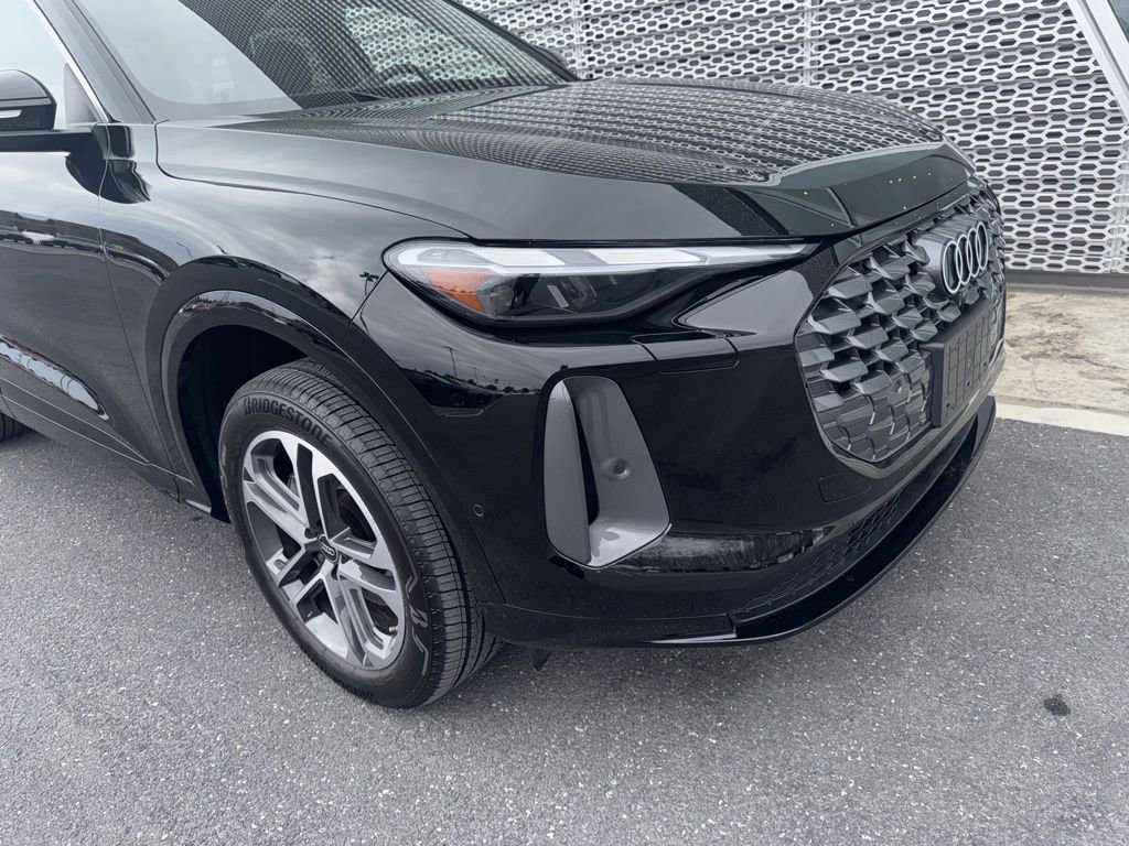 Used 2025 Audi Q5 Premium w/ Convenience Package image 4