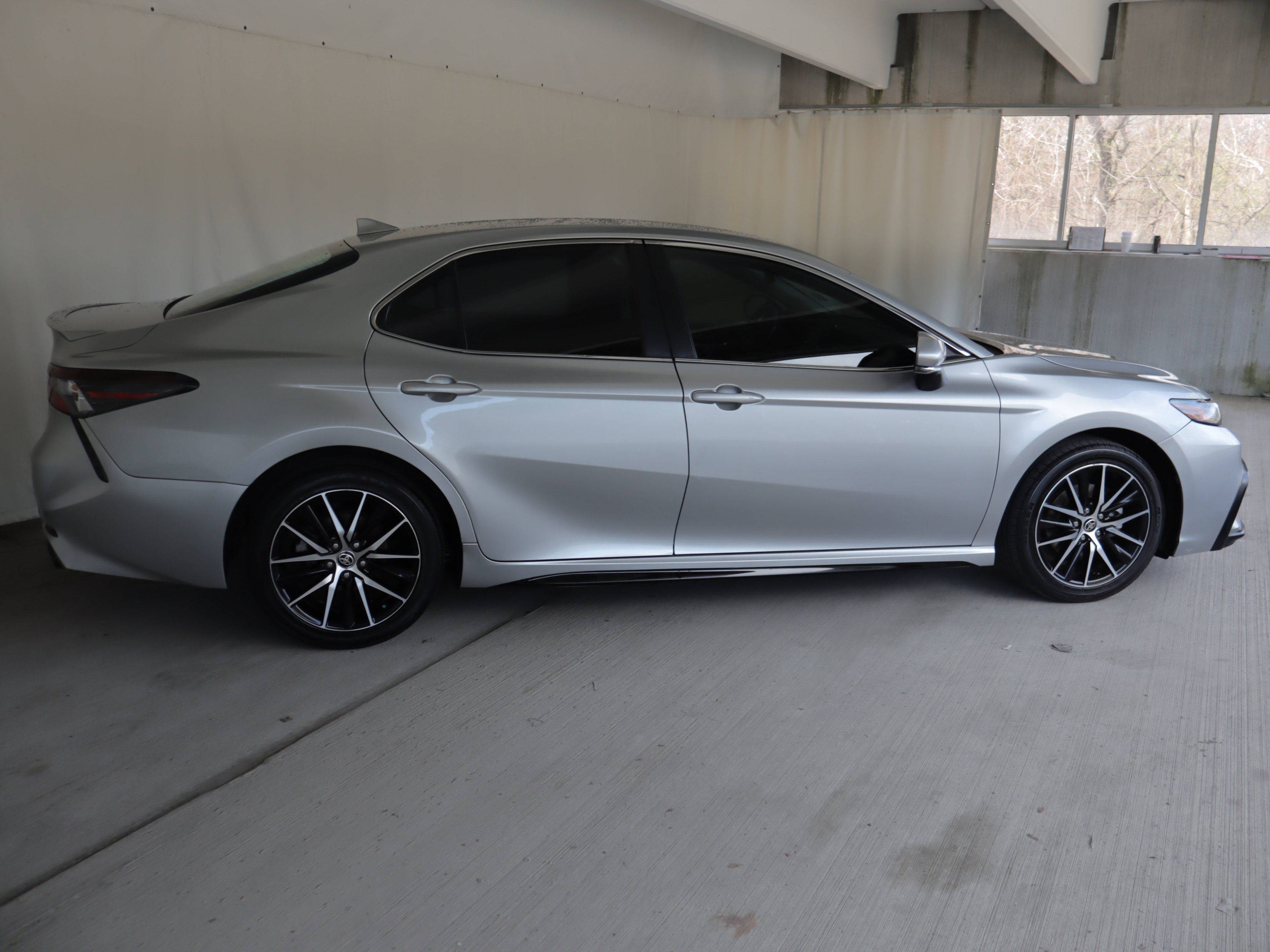 Used 2021 Toyota Camry SE w/ Convenience Package FWD image 4