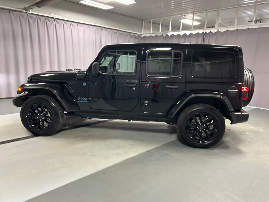 Used 2025 Jeep Wrangler Unlimited Sahara w/ Safety Group AWD/4WD image 4