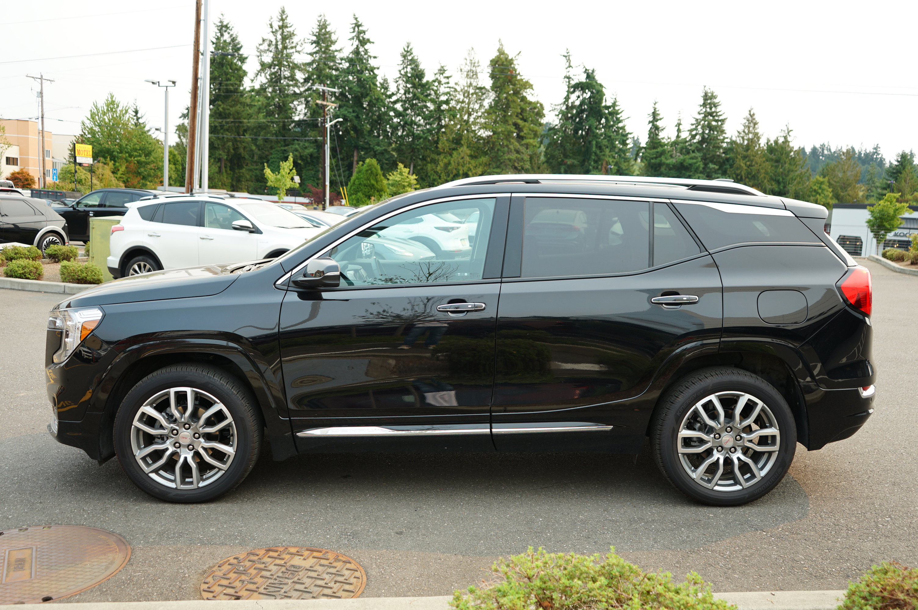 Used 2024 GMC Terrain Denali image 9