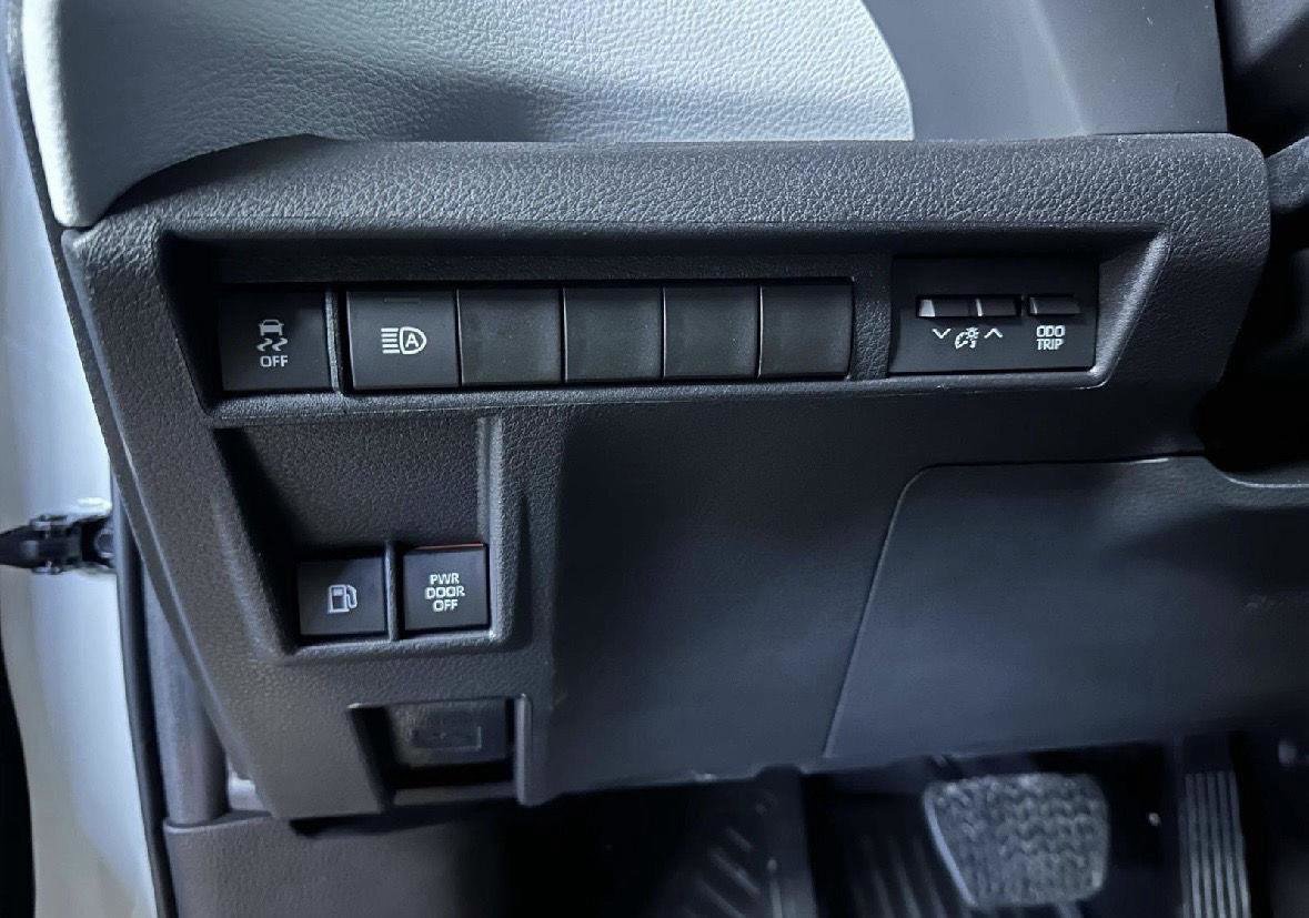 Used 2025 Toyota Sienna LE image 19