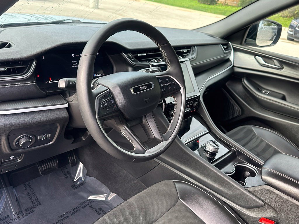 Used 2025 Jeep Grand Cherokee Altitude AWD/4WD image 19