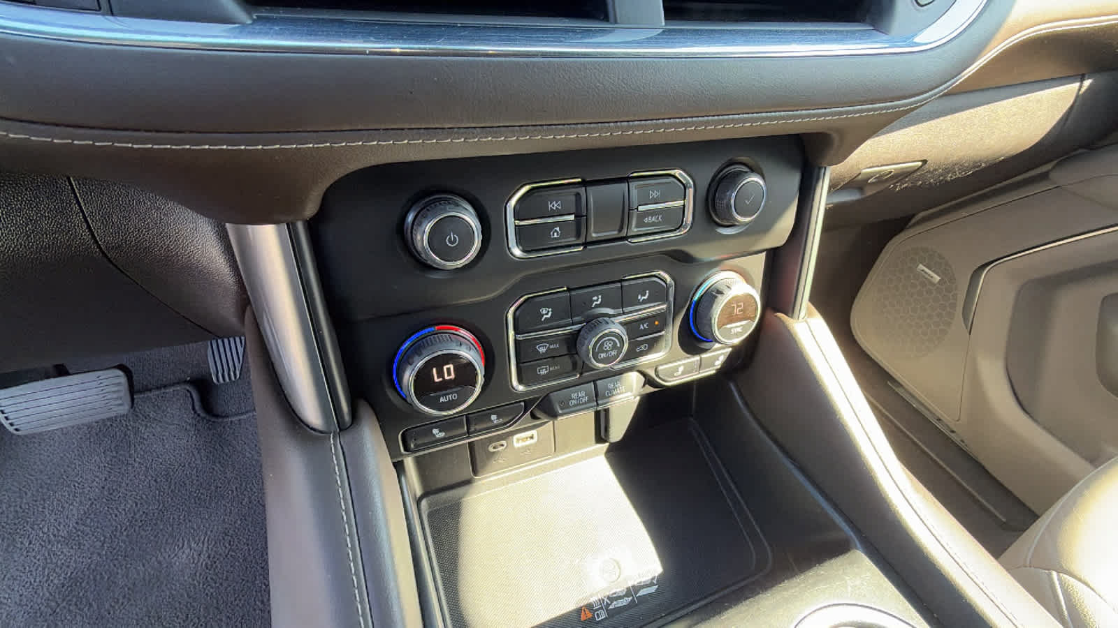 Used 2022 Chevrolet Tahoe Z71 w/ Luxury Package AWD/4WD image 14