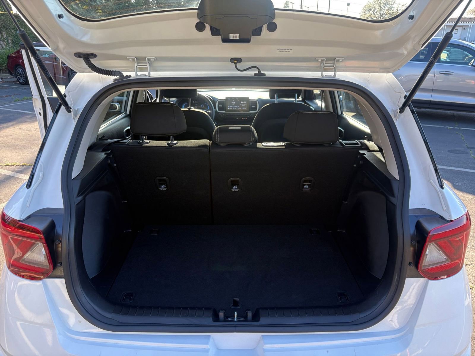 Used 2025 Hyundai Venue SEL image 31