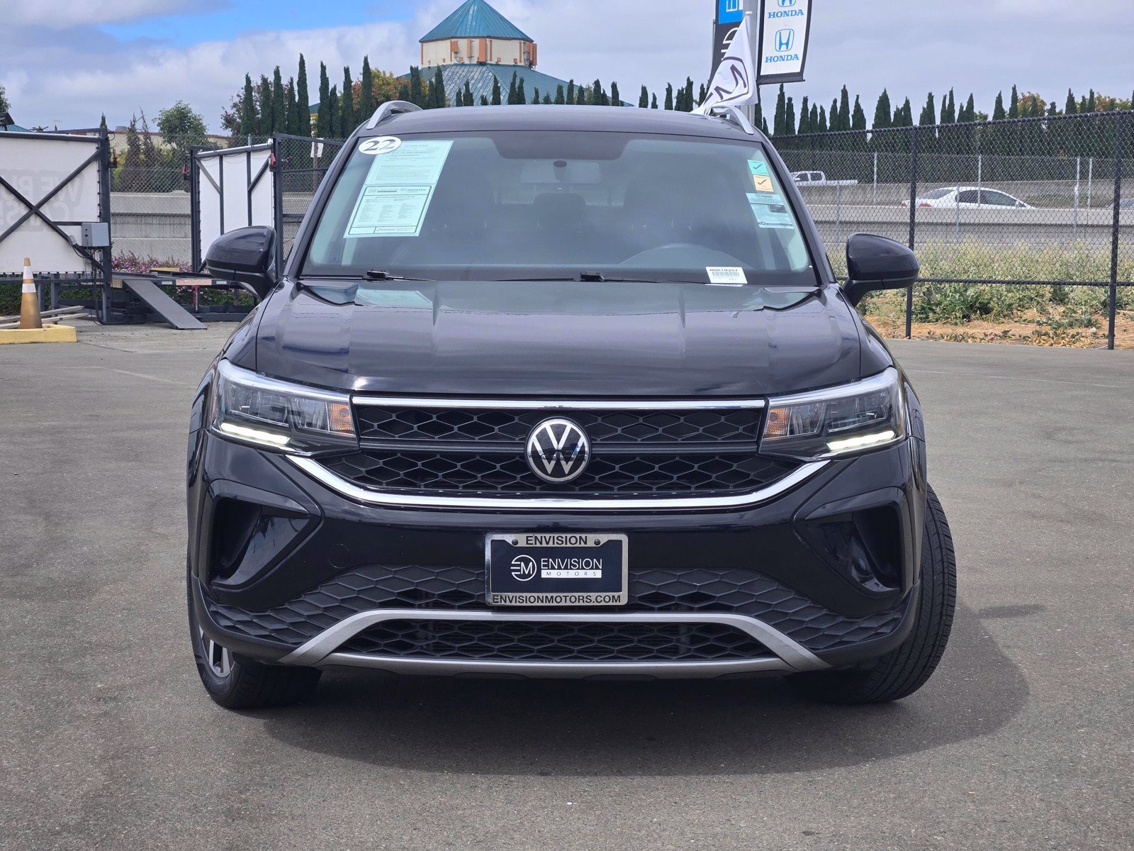 Used 2022 Volkswagen Taos SE FWD image 2