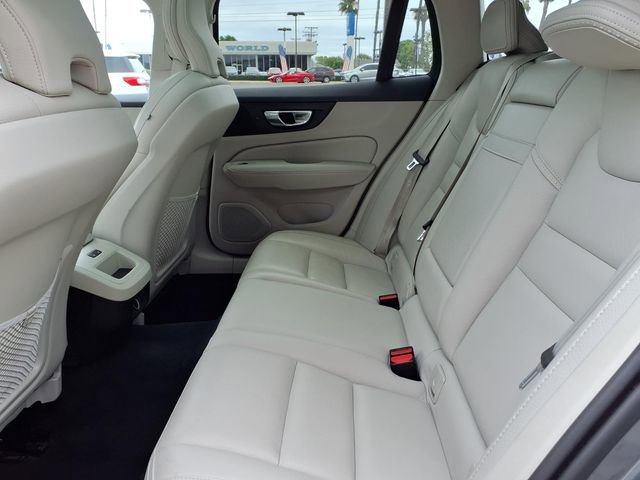 Used 2020 Volvo V60 T5 Cross Country image 24