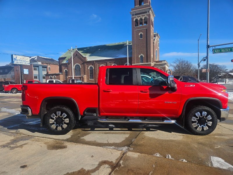 Used 2022 Chevrolet Silverado 2500 LT w/ Convenience Package image 4
