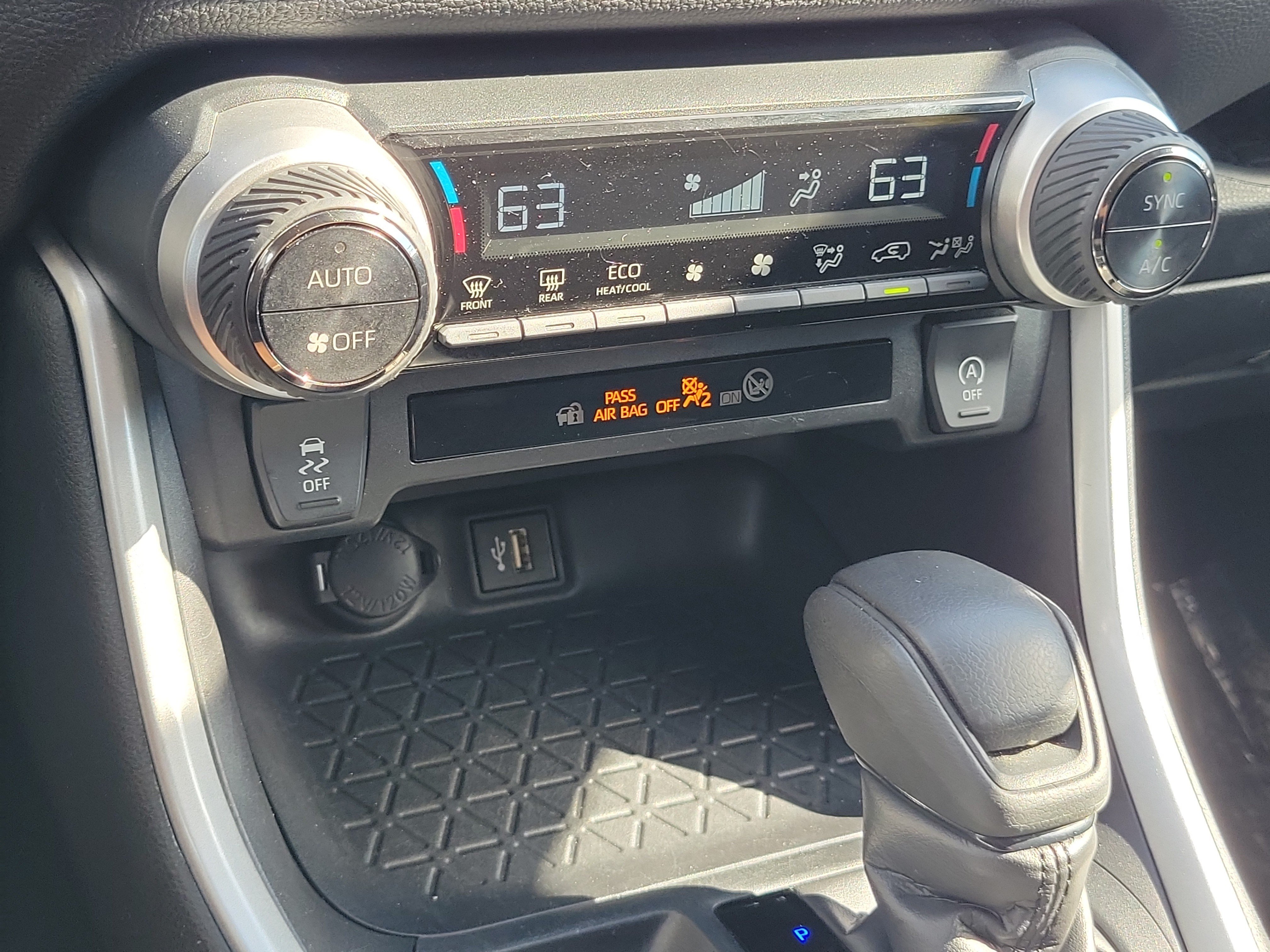 Used 2024 Toyota RAV4 XLE FWD image 29
