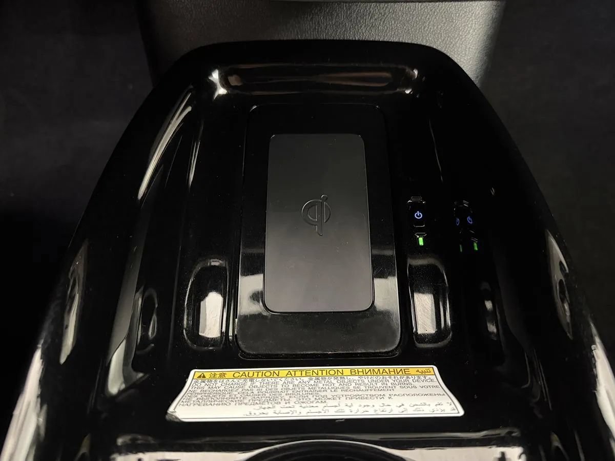 Used 2018 Toyota Prius Three Touring w/ Appearance Package FWD image 22