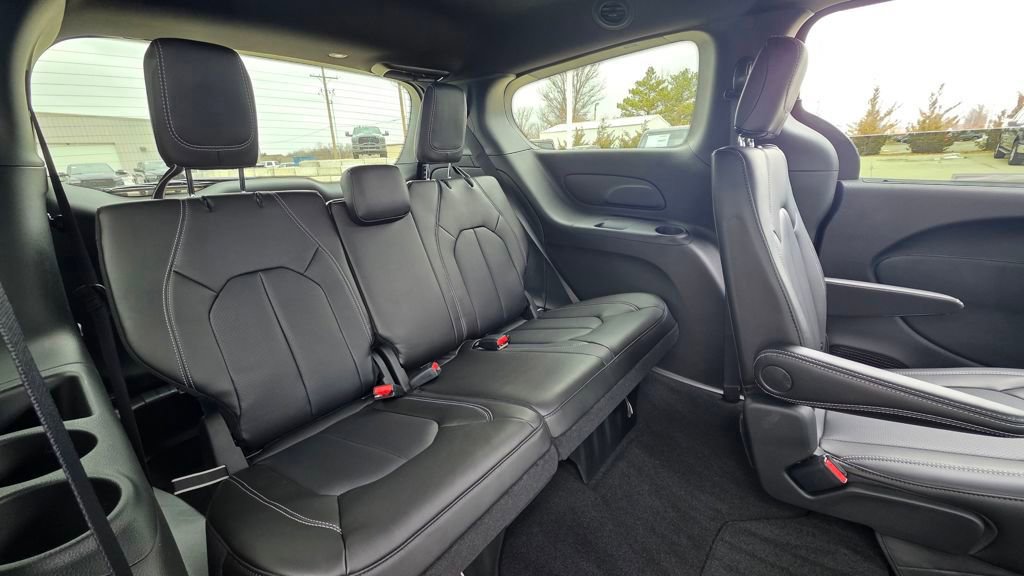 New 2026 Chrysler Pacifica Select w/ S Appearance Package image 16