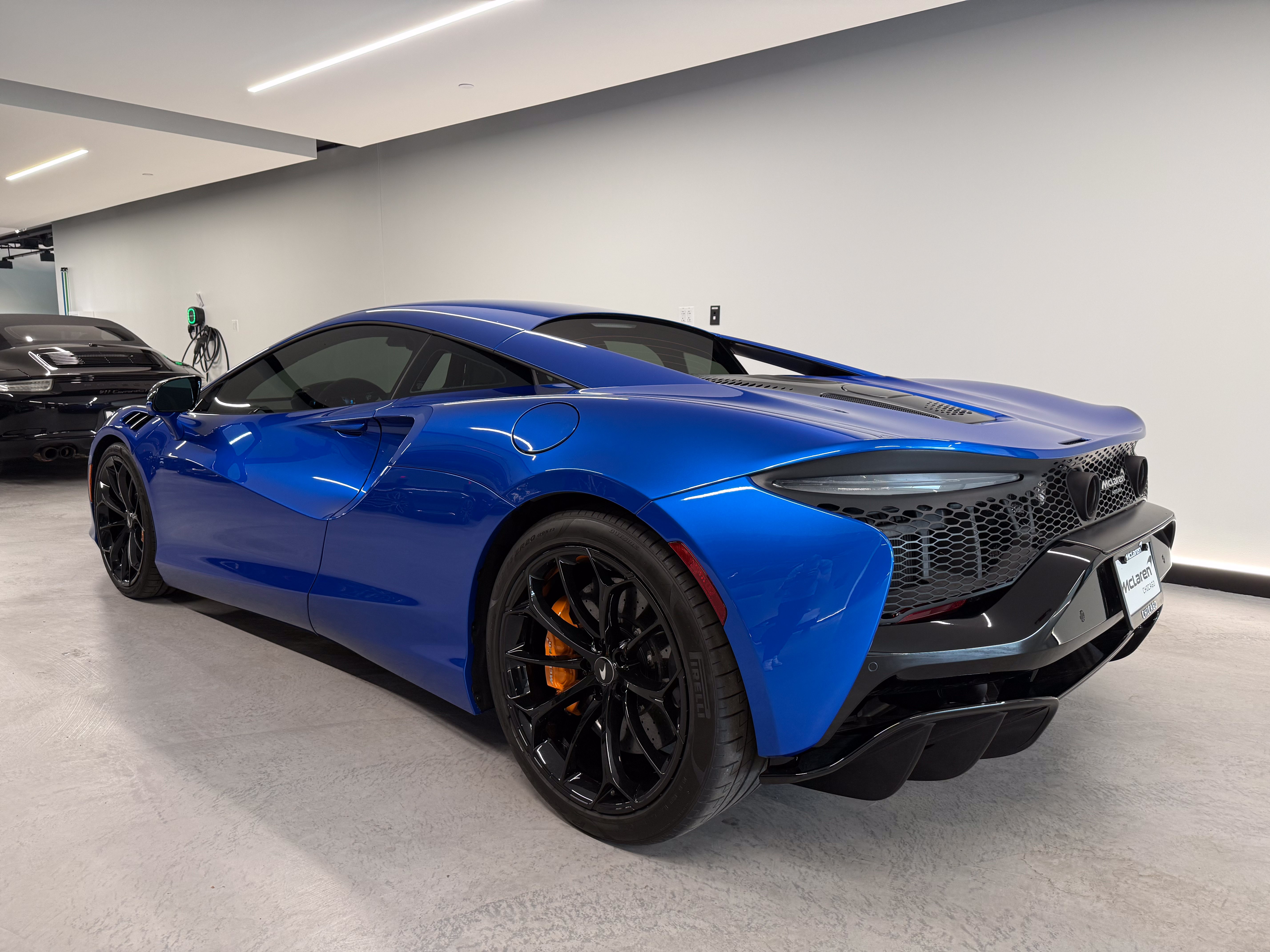 Used 2024 McLaren Artura RWD image 2