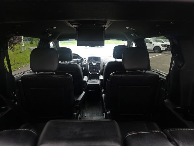 Used 2015 Chrysler Town & Country S FWD image 12