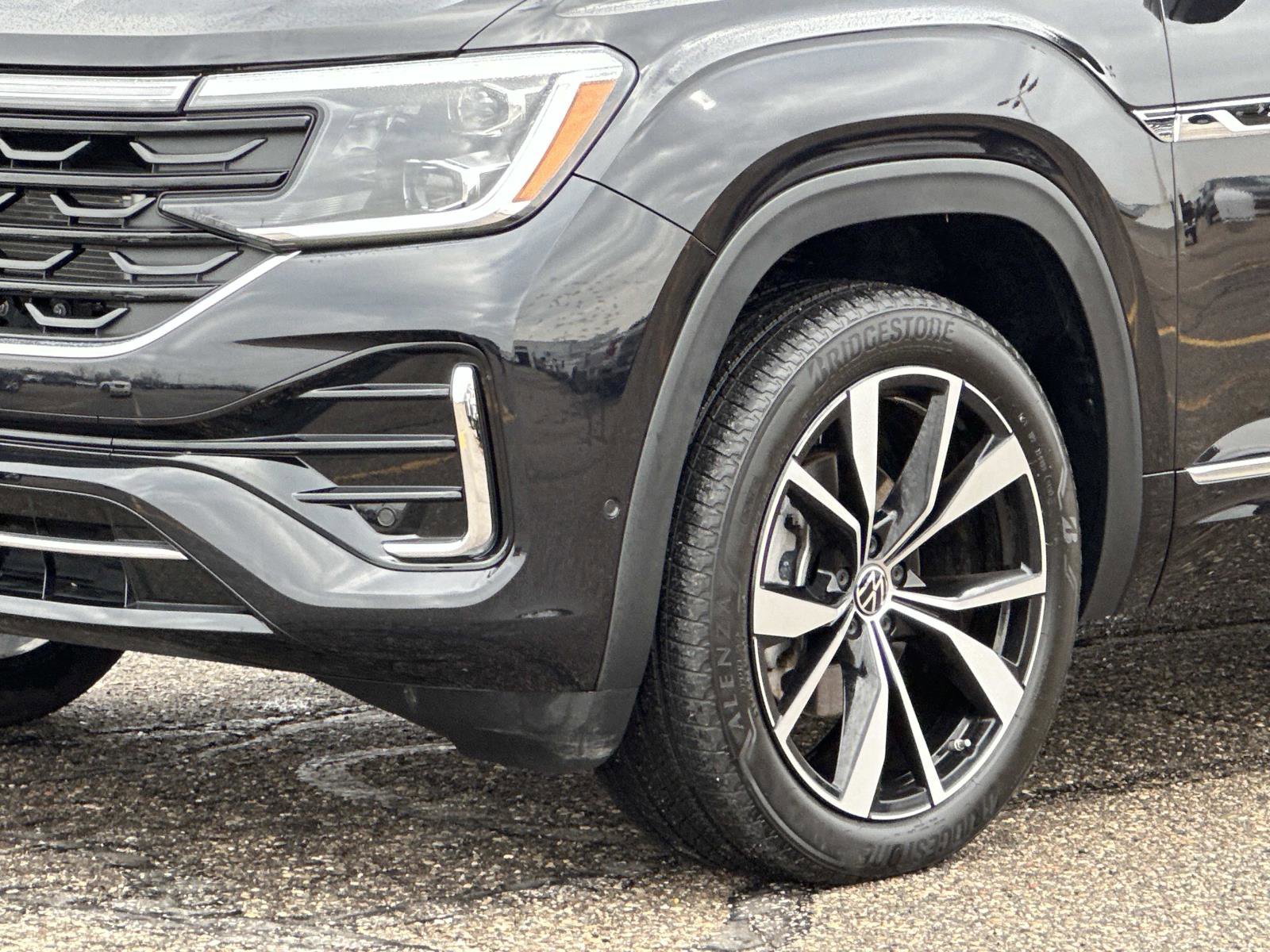 Used 2024 Volkswagen Atlas SEL Premium R-Line image 8