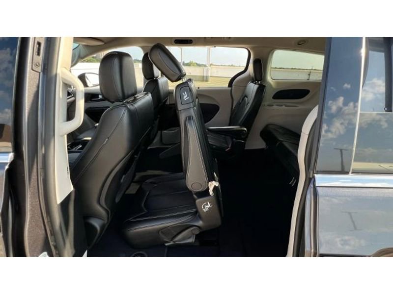 Used 2020 Chrysler Voyager Lxi image 24