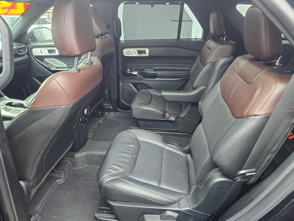 Used 2023 Ford Explorer Platinum w/ Technology Package image 11