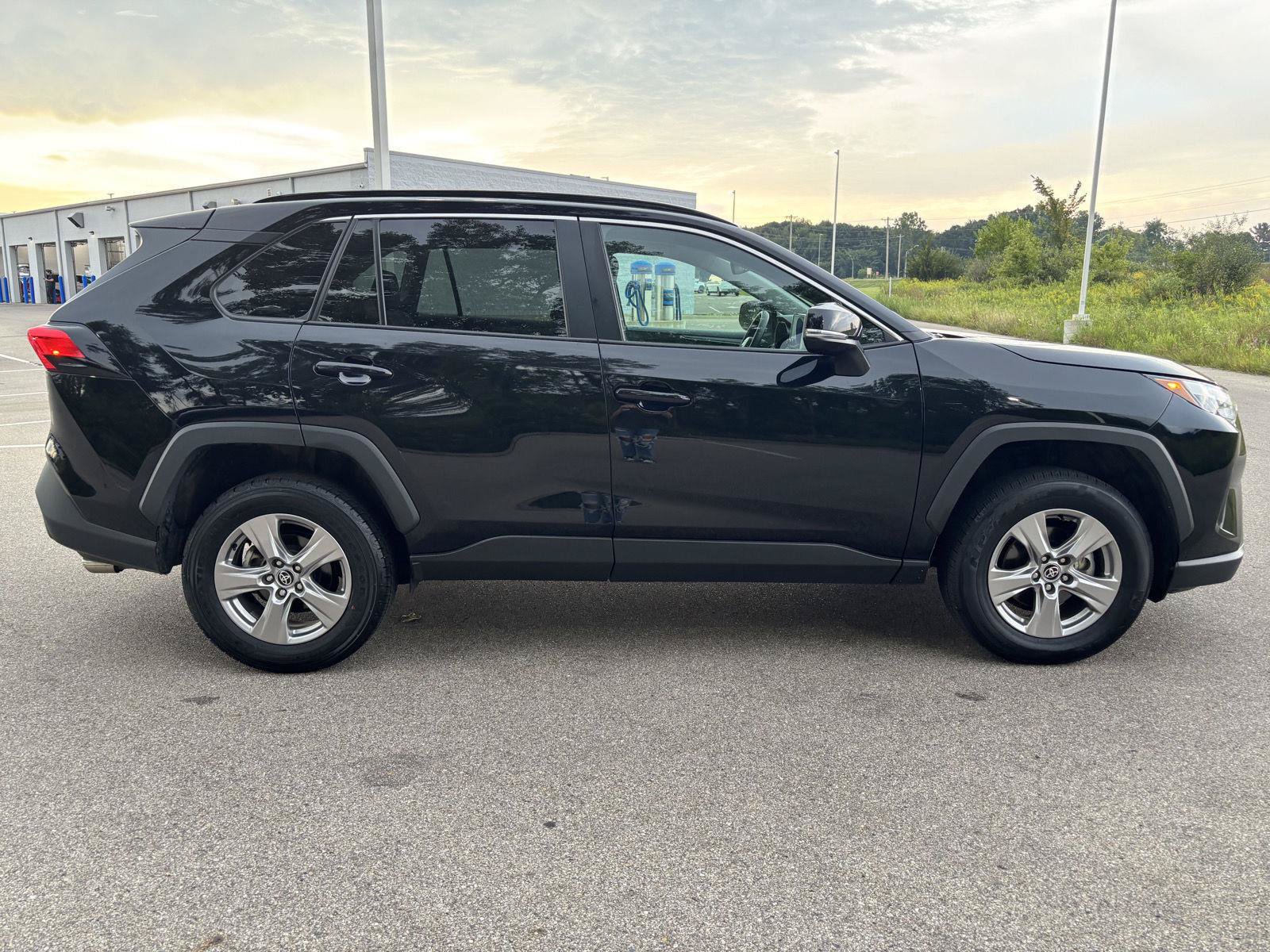 Used 2025 Toyota RAV4 XLE AWD/4WD image 6