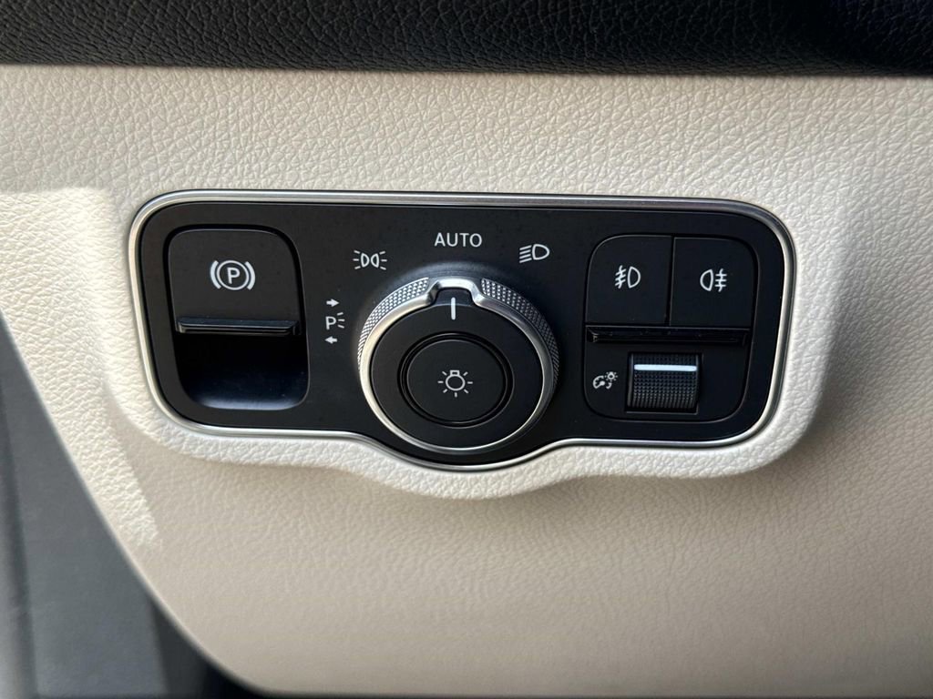 Used 2022 Mercedes-Benz GLB 250 image 44