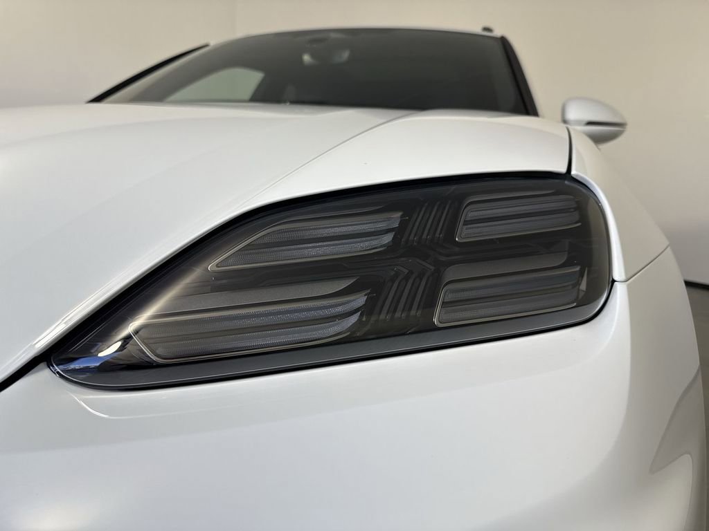 Used 2025 Porsche Macan Electric RWD image 11