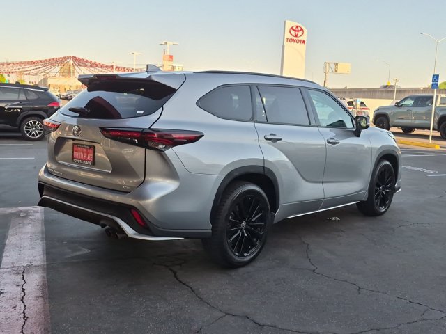 Used 2024 Toyota Highlander XSE FWD image 9