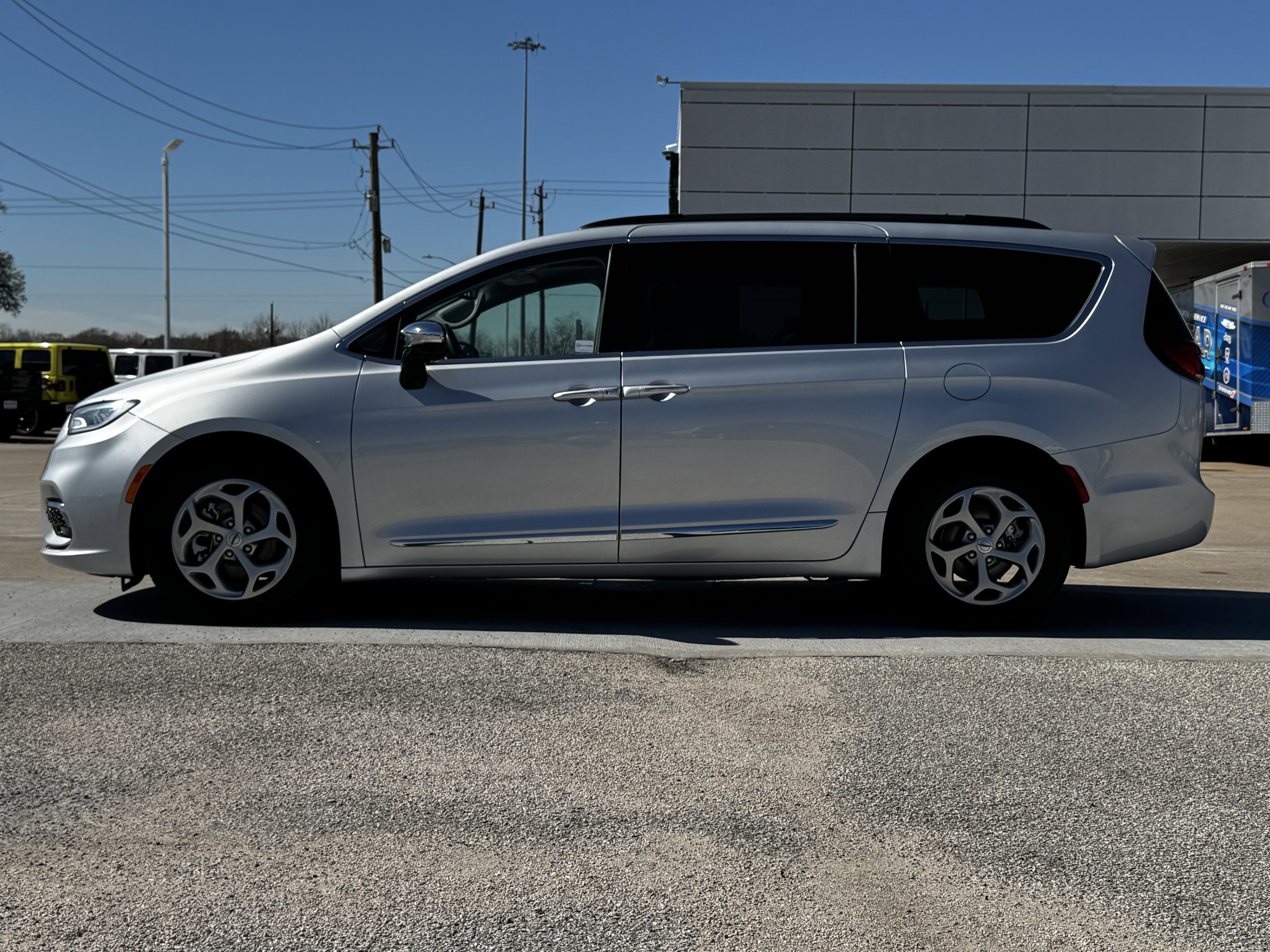 Used 2023 Chrysler Pacifica Limited image 7